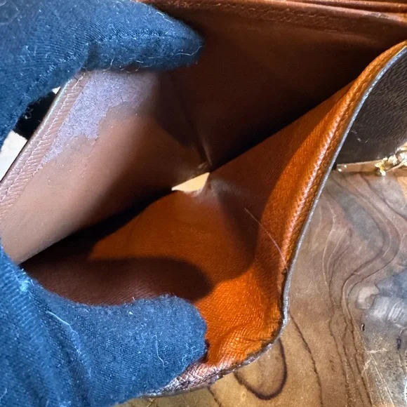 LOUIS VUITTON
Monogram Porte Tresor Etui Papiers
Wallet vintage converted - Picture 12 of 15